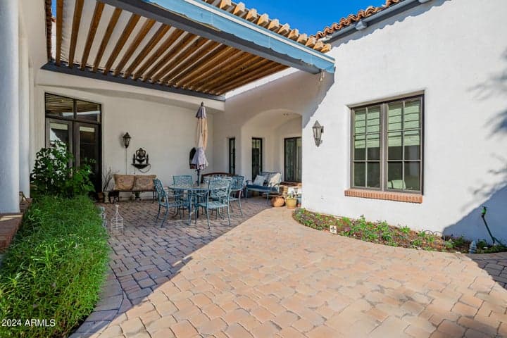 FRONT COURTYARD WITH PERGOLA AND AUTOMATIC SUN SHADE