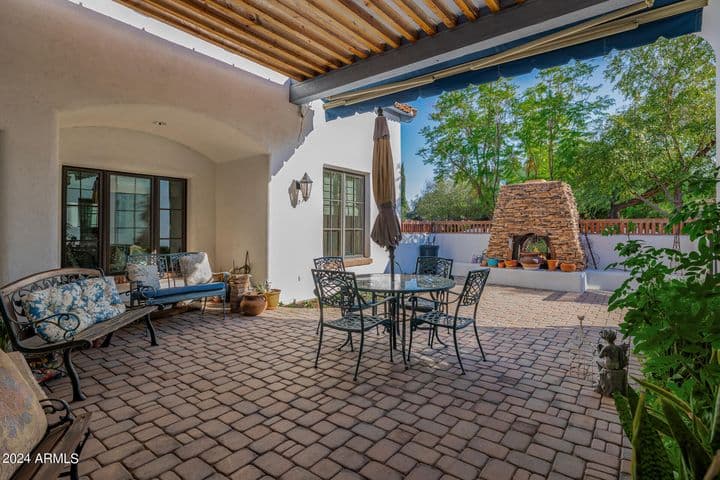 FRONT COURTYARD WITH PERGOLA AND AUTOMATIC SUN SHADE