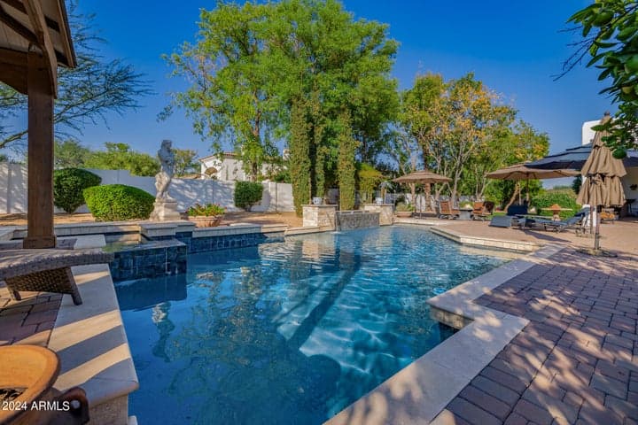 BACKYARD OASIS HEATED POOL & SPA