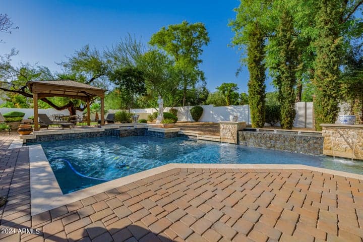 POOL & SPA