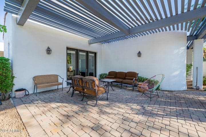 SIDE YARD PERGOLA