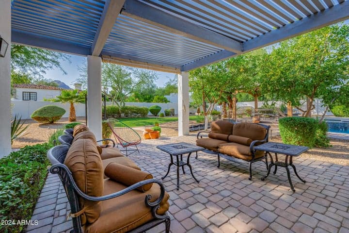 SIDE YARD PERGOLA
