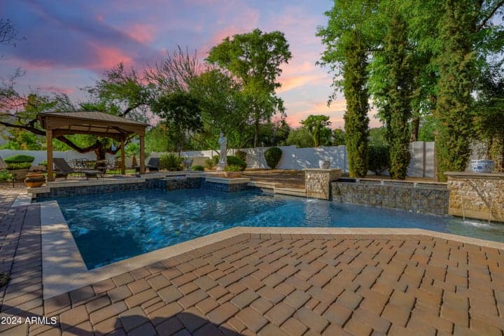 POOL & SPA