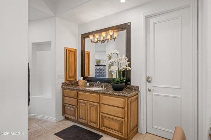 Separate Her Vanity / Make Up / Water Closet w/ Bidet / Walk in-Closet