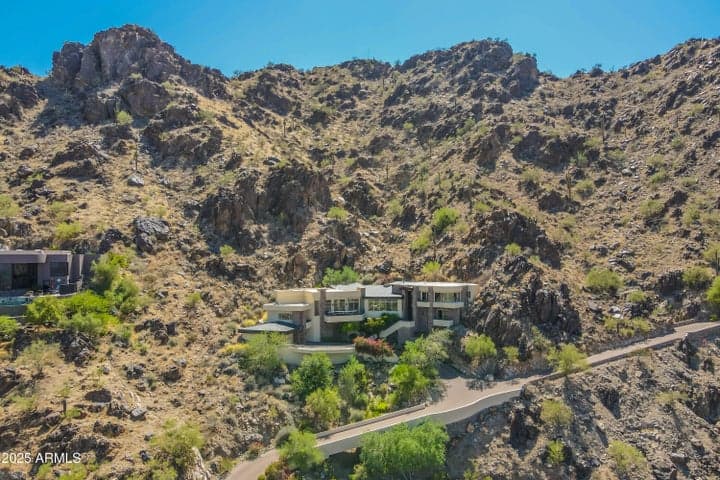1.5 acre lot near the top of Mummy Mountain borders preserve