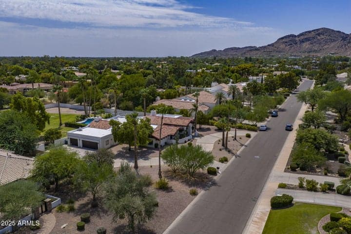 Mummy Mountain Views from these Camelback Country Club Golf neighborhoods